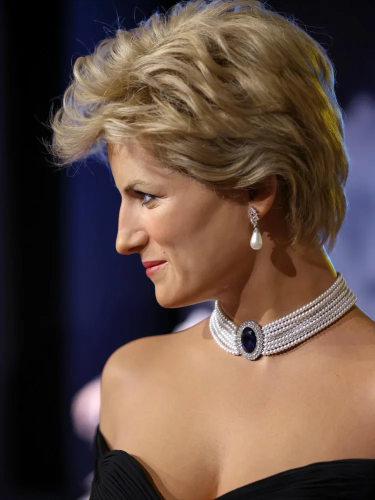 Diananın intiqam libası mum heykəli ilə sərgilənir...