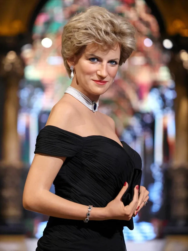 Diananın intiqam libası mum heykəli ilə sərgilənir...