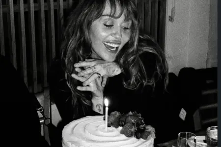 Mayli Sayrus 33 yaşını qeyd etdi