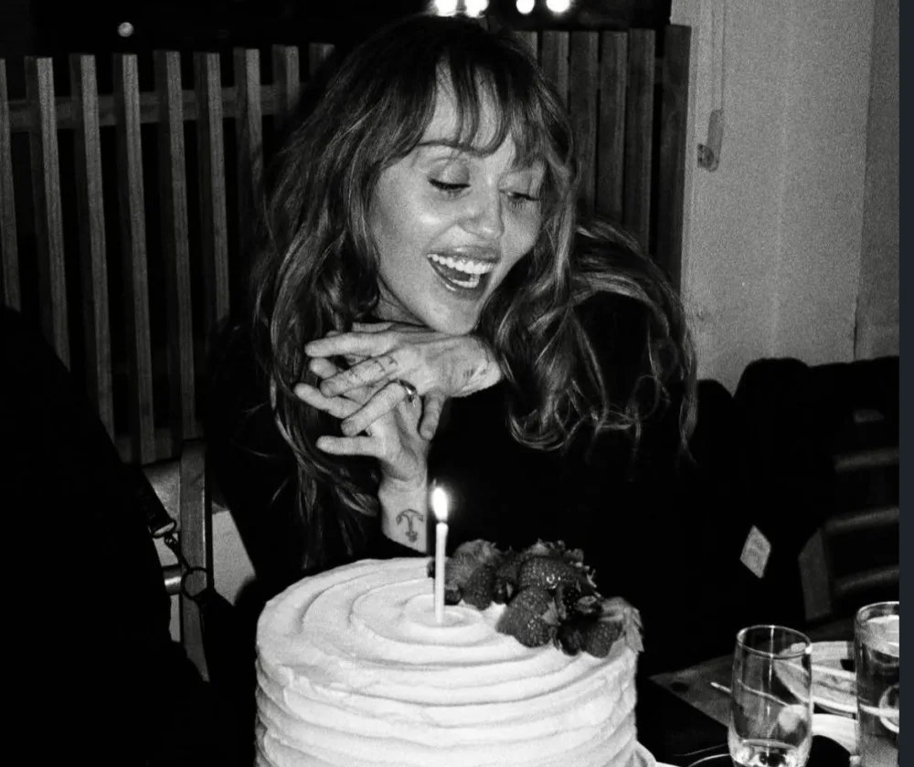 Mayli Sayrus 33 yaşını qeyd etdi