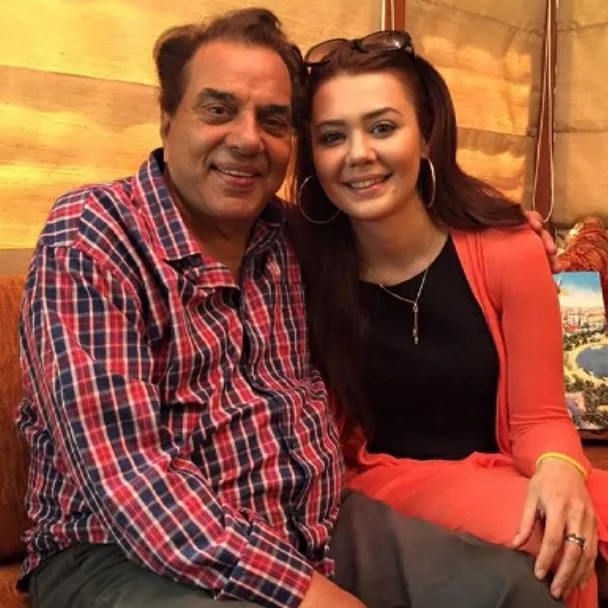 Oksana bu gün vəfat edən Dharmendra Deolla illər öncə...