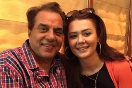 Oksana bu gün vəfat edən Dharmendra Deolla illər öncə...