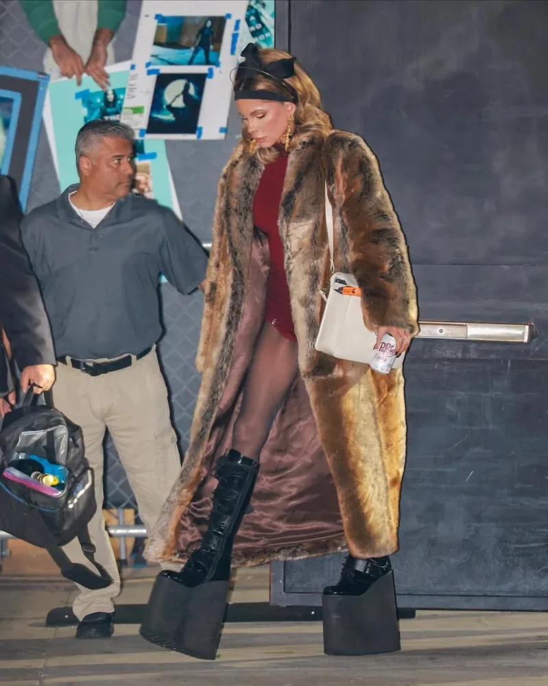 Stili ilə diqqət çəkdi 