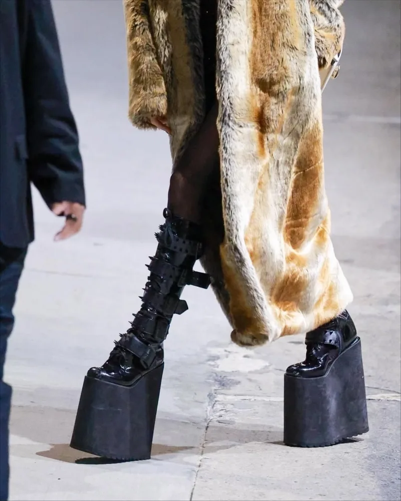 Stili ilə diqqət çəkdi 