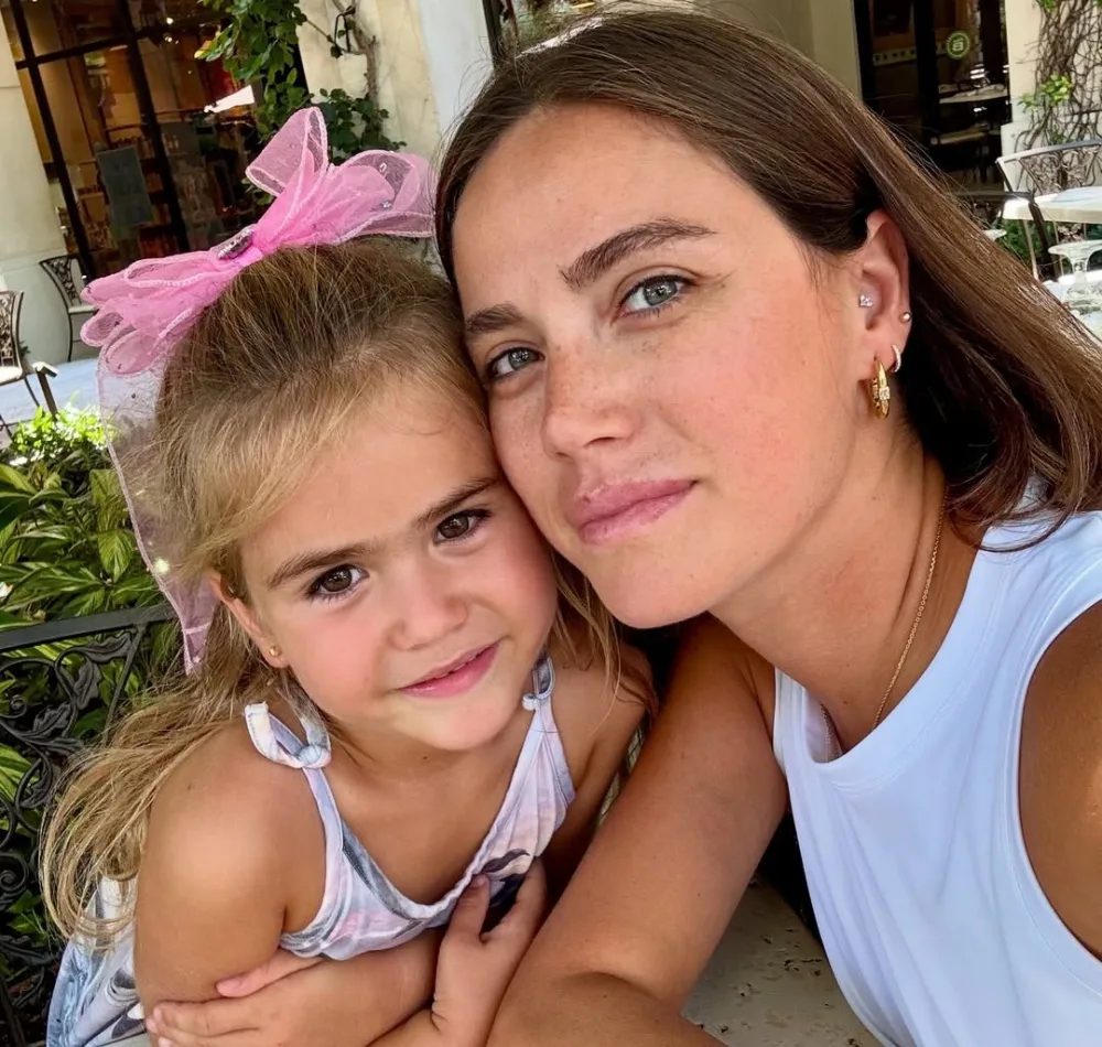 Ceyda qızı ilə paylaşım etdi