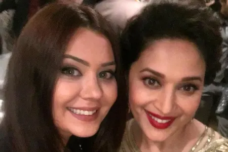 Oksana hind aktyor və aktrisalarla fotolarını paylaşdı