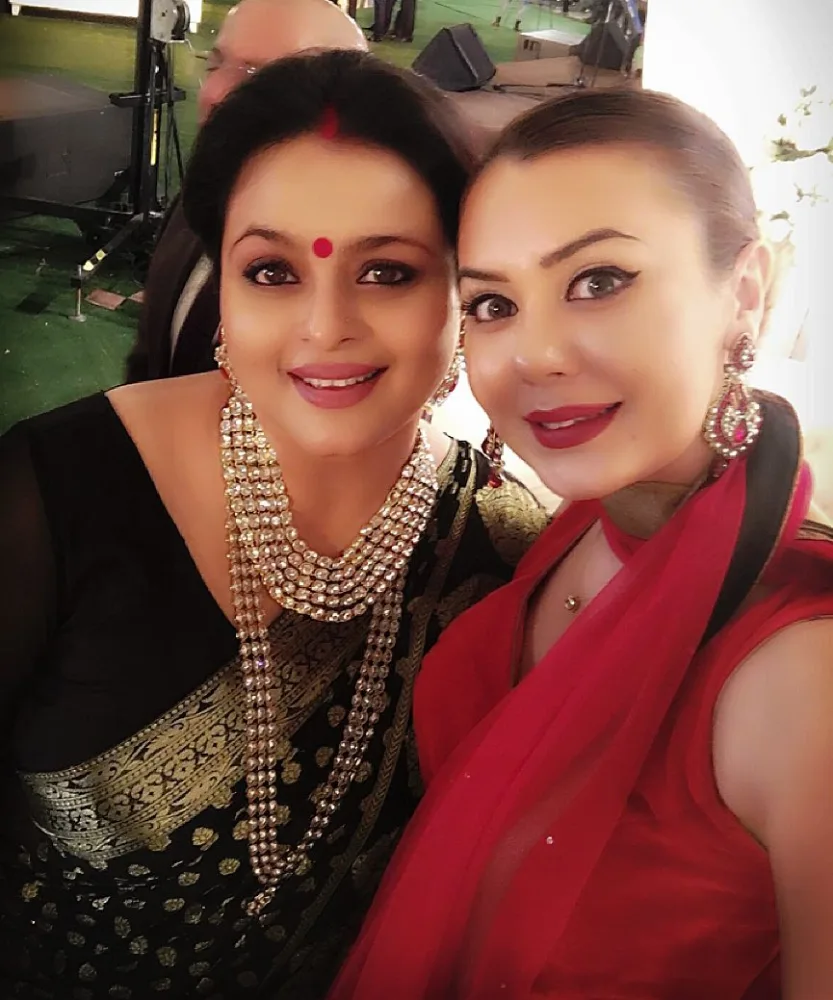 Oksana hind aktyor və aktrisalarla fotolarını paylaşdı