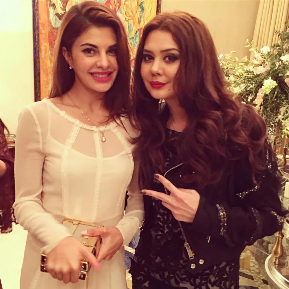 Oksana hind aktyor və aktrisalarla fotolarını paylaşdı