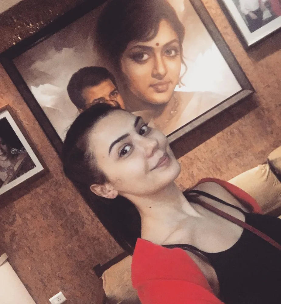 Oksana hind aktyor və aktrisalarla fotolarını paylaşdı