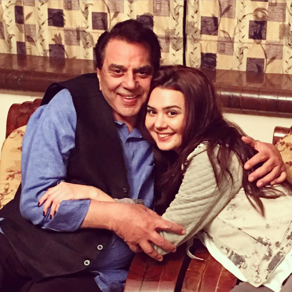 Oksana hind aktyor və aktrisalarla fotolarını paylaşdı