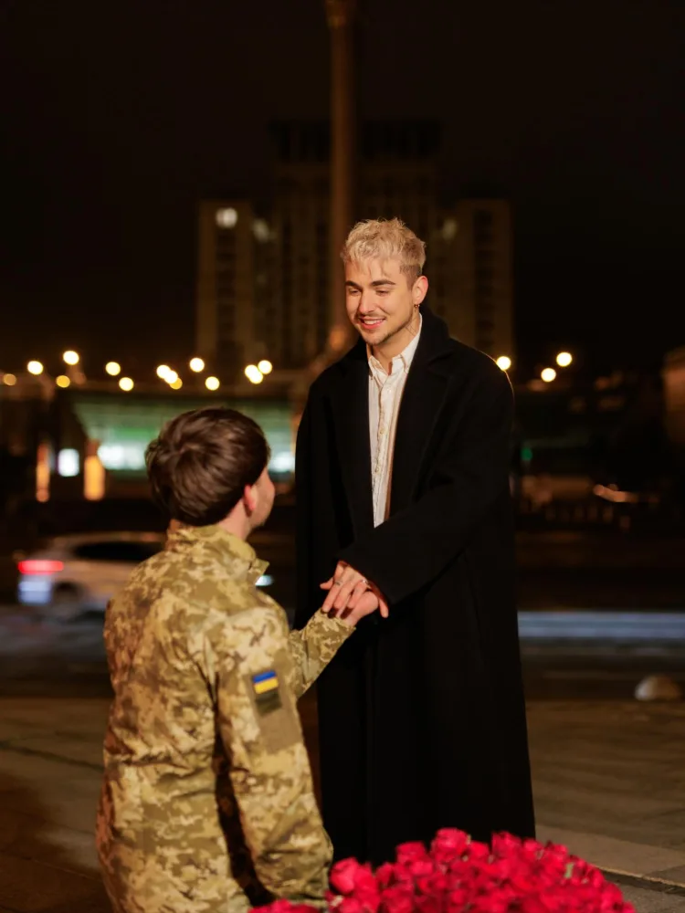 Ukraynalı müğənni həmcinsi ilə evlənir