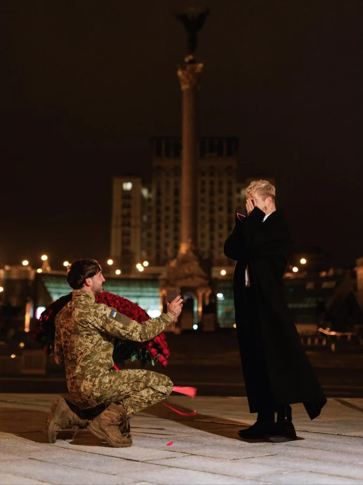 Ukraynalı müğənni həmcinsi ilə evlənir