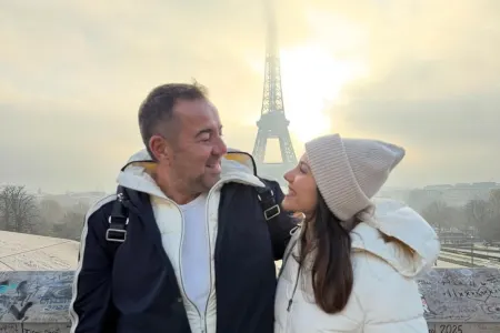 Sevgilisi ilə Parisdə...