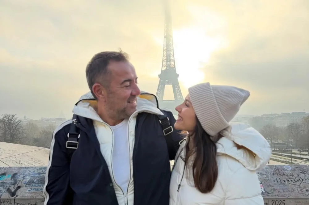 Sevgilisi ilə Parisdə...