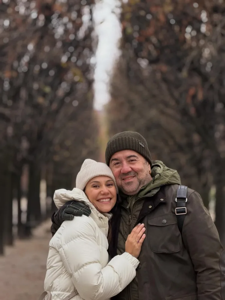 Sevgilisi ilə Parisdə...