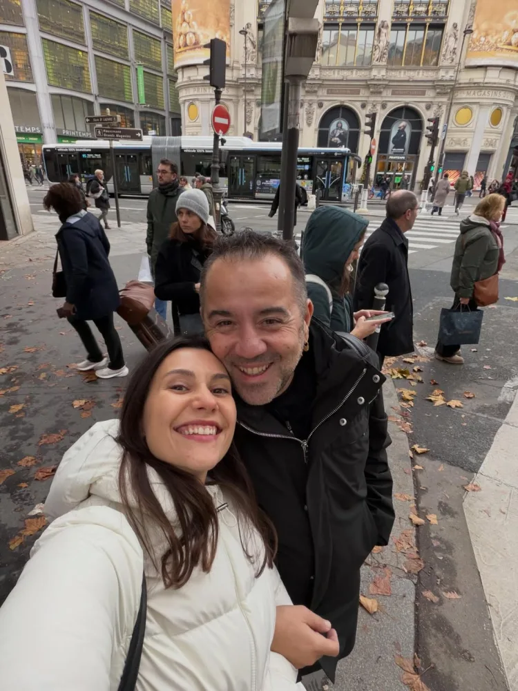 Sevgilisi ilə Parisdə...