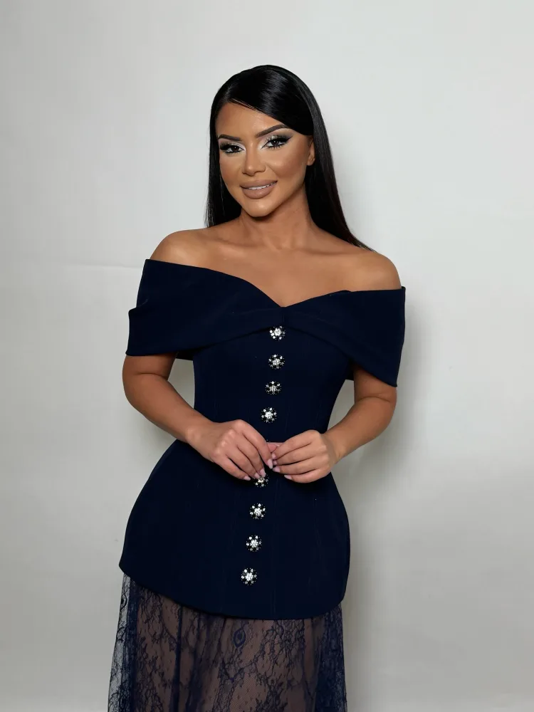 “O xanım ailə məclisinə uyğun aparıcı deyil”