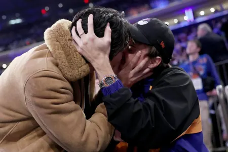 Basketbol oyununda öpüşdülər