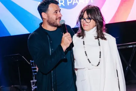 Emin anası ilə paylaşım etdi 