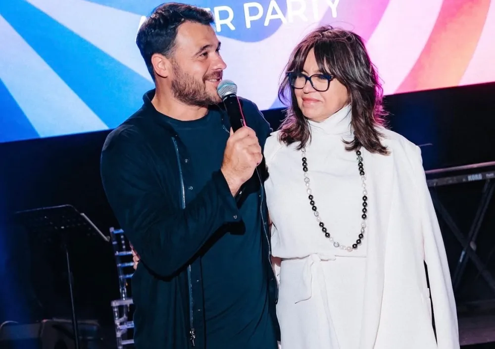 Emin anası ilə paylaşım etdi 