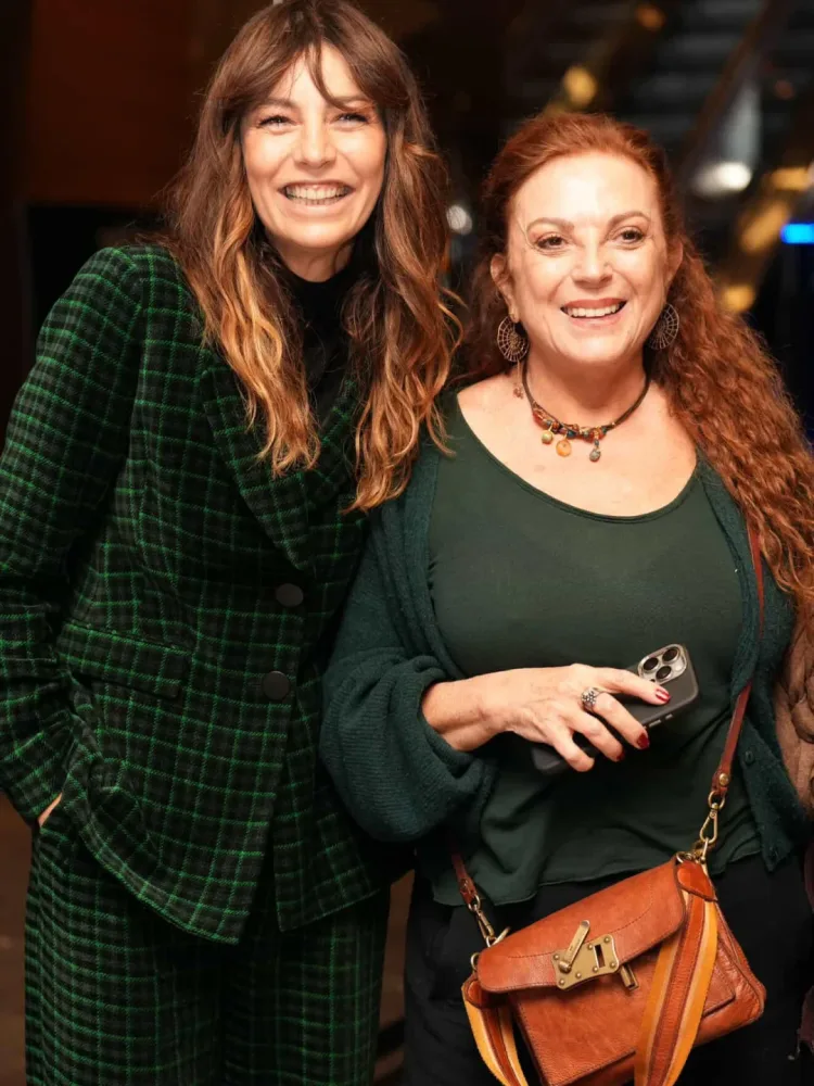 Əl-ələ görüntüləndilər