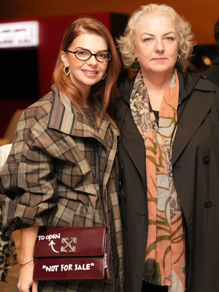 Əl-ələ görüntüləndilər