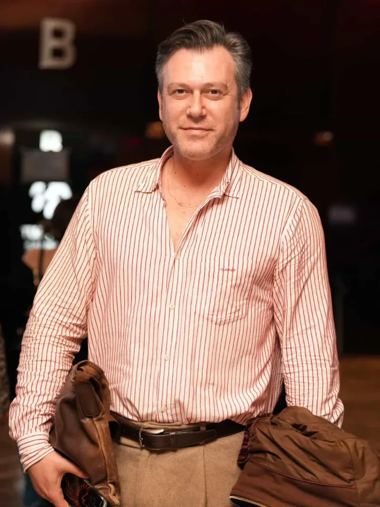 Əl-ələ görüntüləndilər