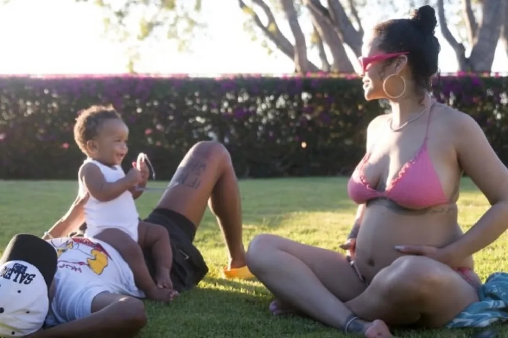 Vətəninin müstəqilliyini bu fotolarla təbrik etdi