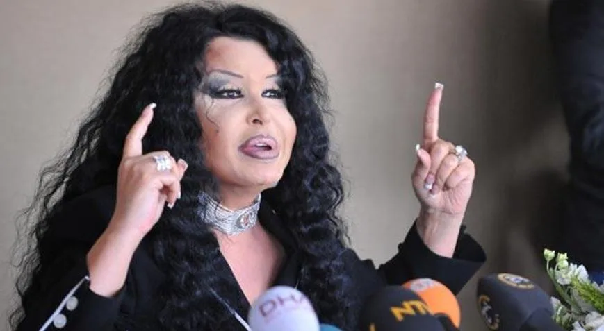 Bülent Ersoy konsertdə danışan dinləyicini danladı