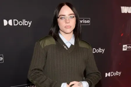 Billi Ayliş qırmızı xalçada 