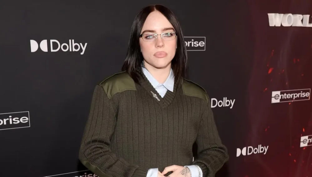 Billi Ayliş qırmızı xalçada 