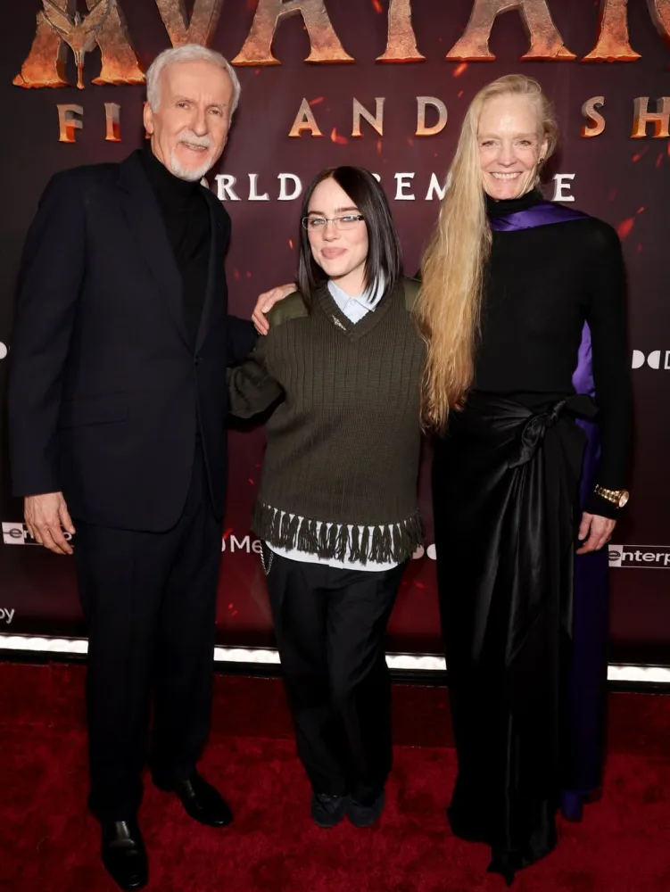 Billi Ayliş qırmızı xalçada 