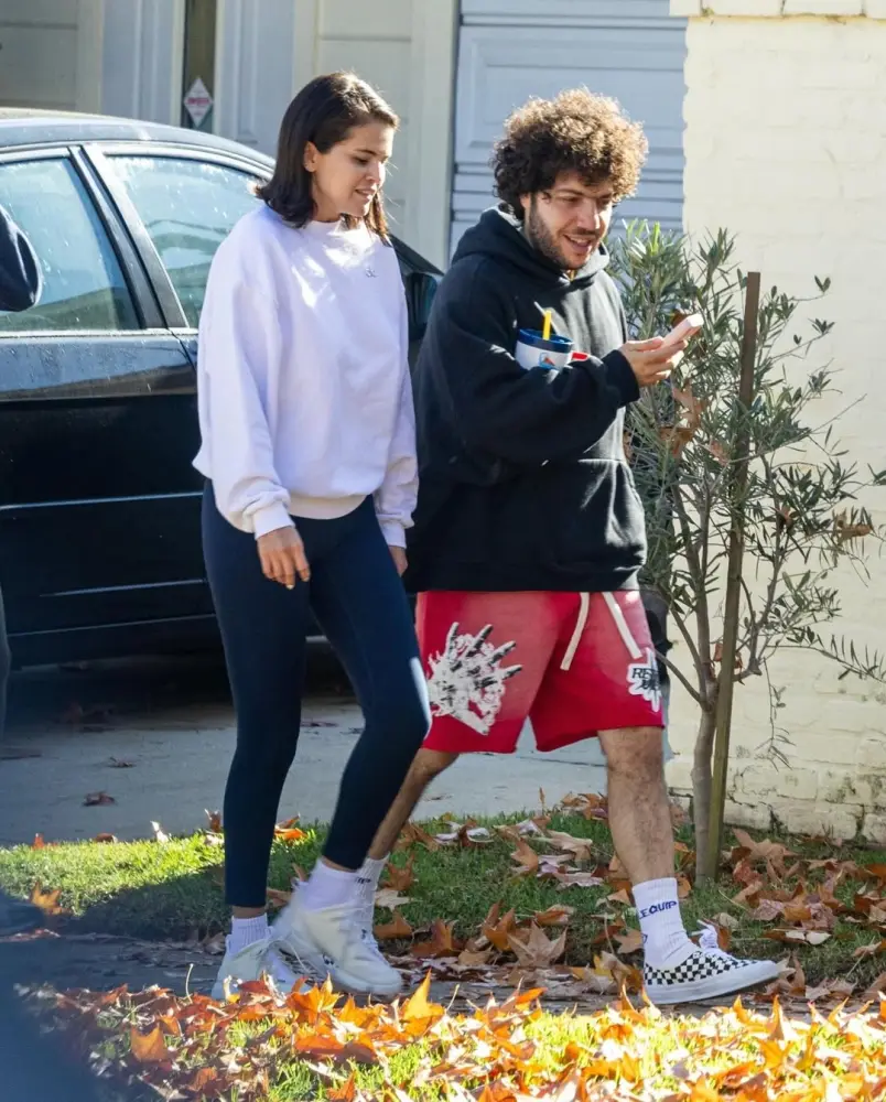 Selena həyat yoldaşı ilə gəzintidə