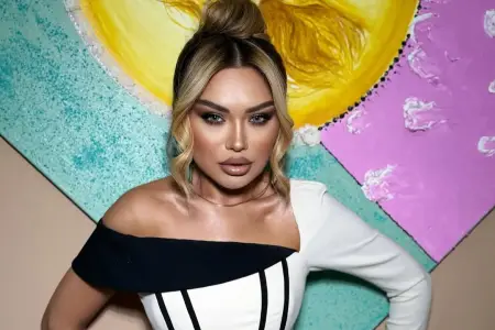 Şövkət Ələkbərovanın mahnısını ifa etdi