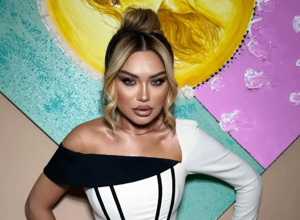 Şövkət Ələkbərovanın mahnısını ifa etdi