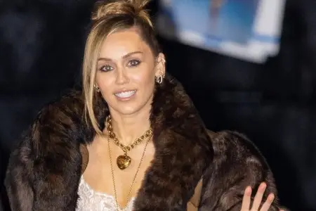 Mayli Sayrus Los-Ancelesdə görüntüləndi