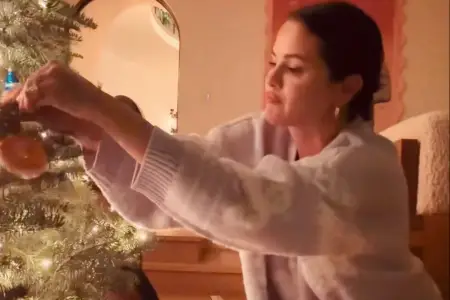 Birlikdə şam ağacı bəzədilər