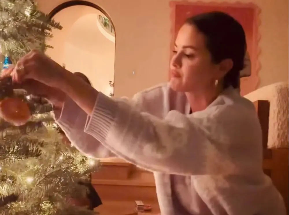 Birlikdə şam ağacı bəzədilər