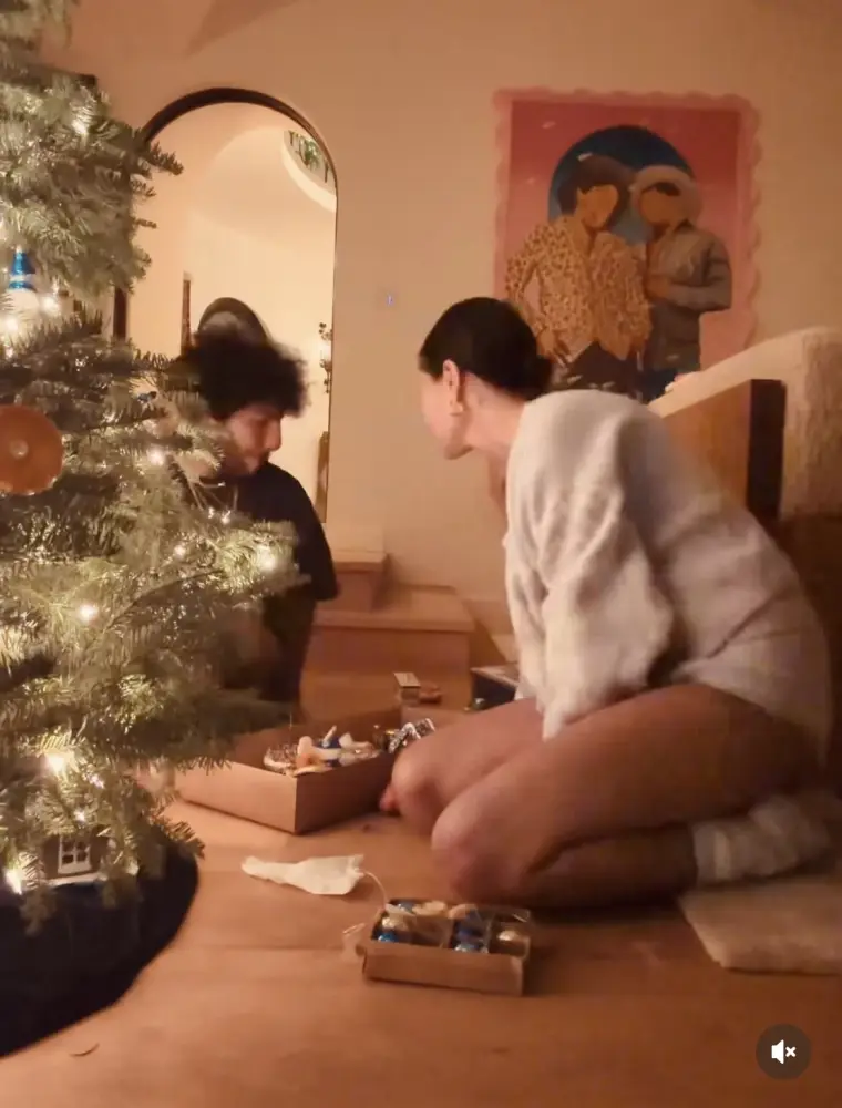 Birlikdə şam ağacı bəzədilər