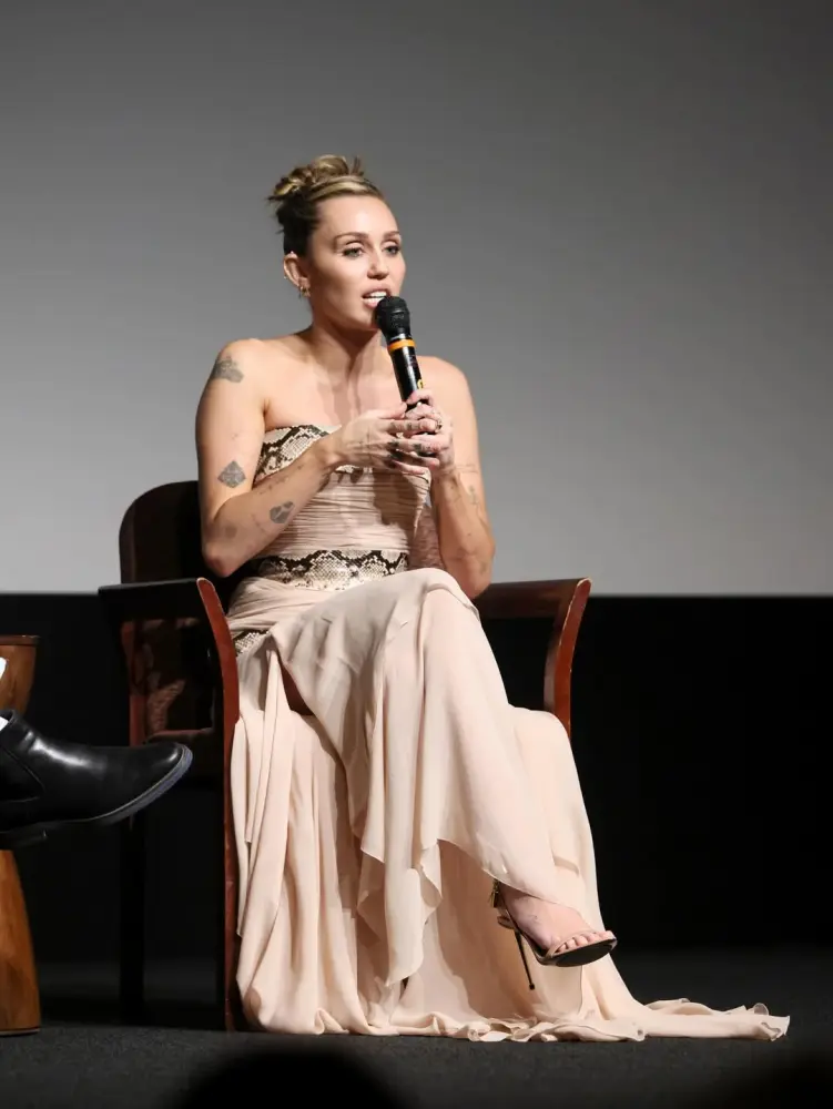 Mayli Sayrus zərif libası ilə diqqət çəkdi