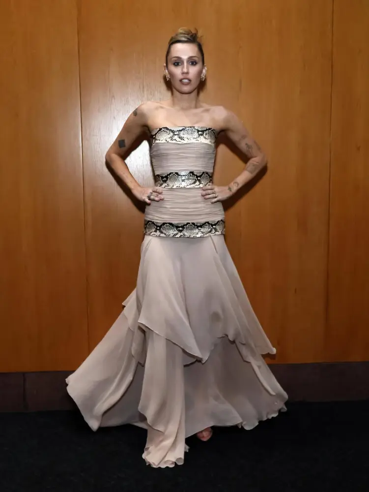 Mayli Sayrus zərif libası ilə diqqət çəkdi