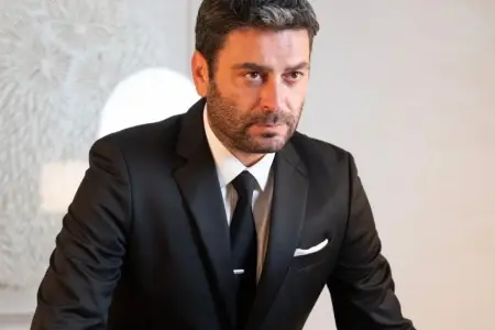 Filminin premyerasında türkü ifa etdi