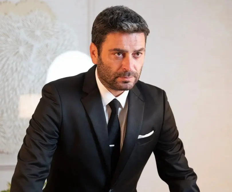 Filminin premyerasında türkü ifa etdi