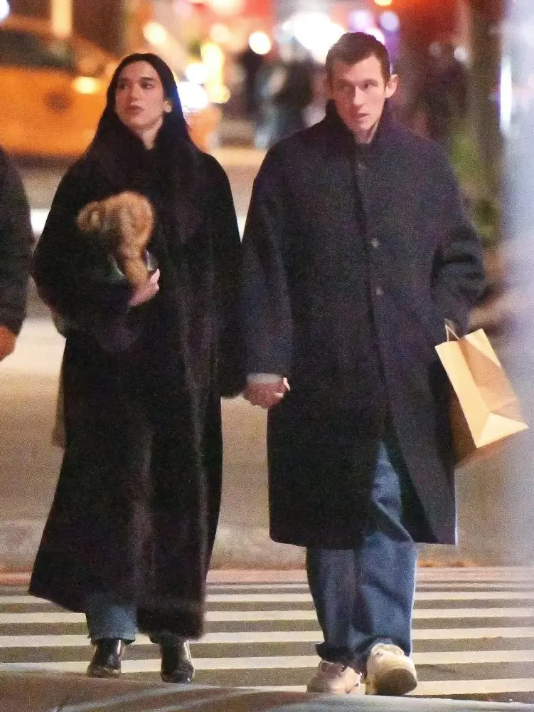 Dua Lipa nişanlısı ilə əl-ələ