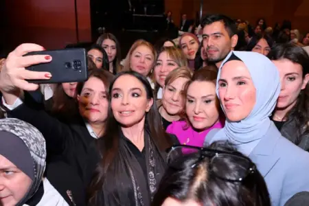 Leyla Əliyeva Ərdoğanın qızı ilə bir arada - Fotolar