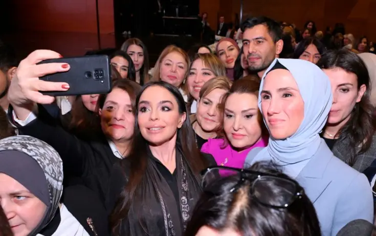 Leyla Əliyeva Ərdoğanın qızı ilə bir arada - Fotolar