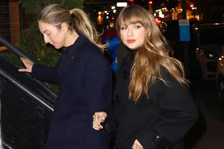 Teylor rəfiqəsi ilə görüntüləndi