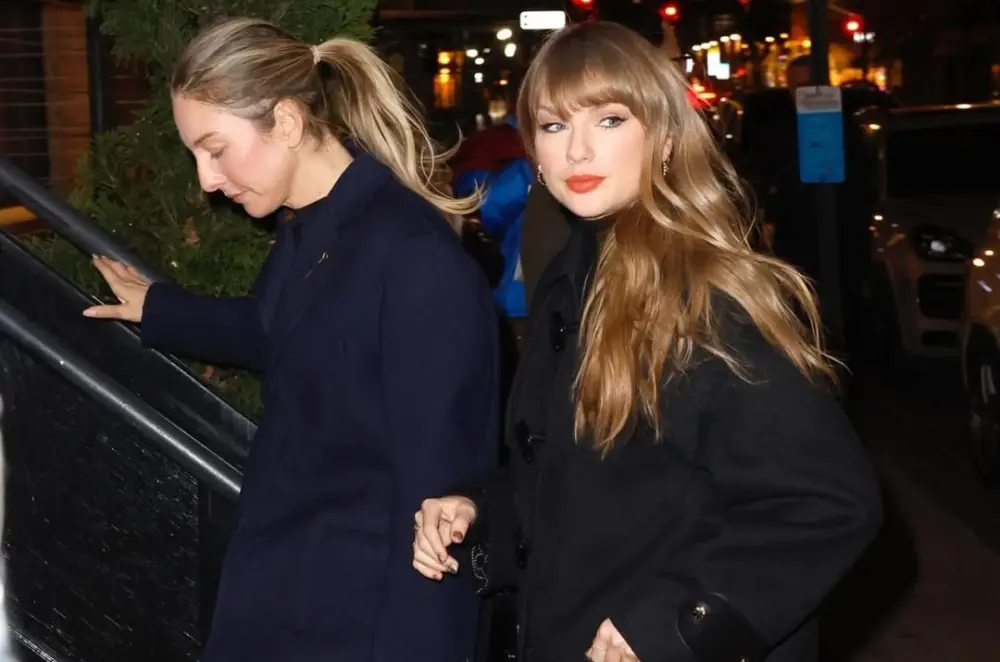 Teylor rəfiqəsi ilə görüntüləndi