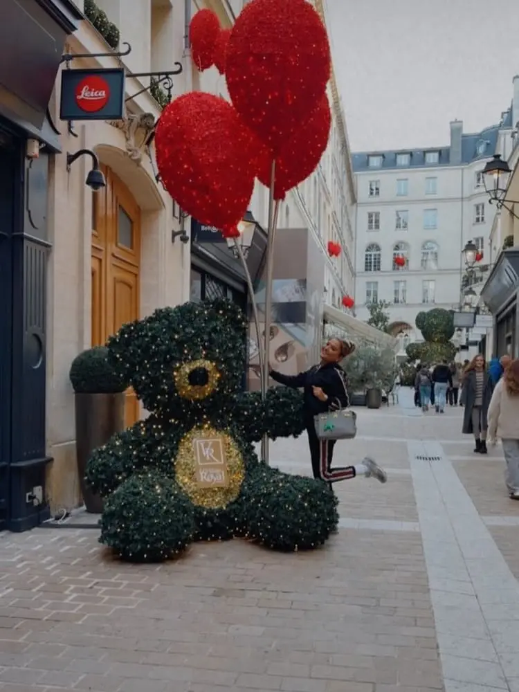 Demetin Paris tətilindən paylaşımları