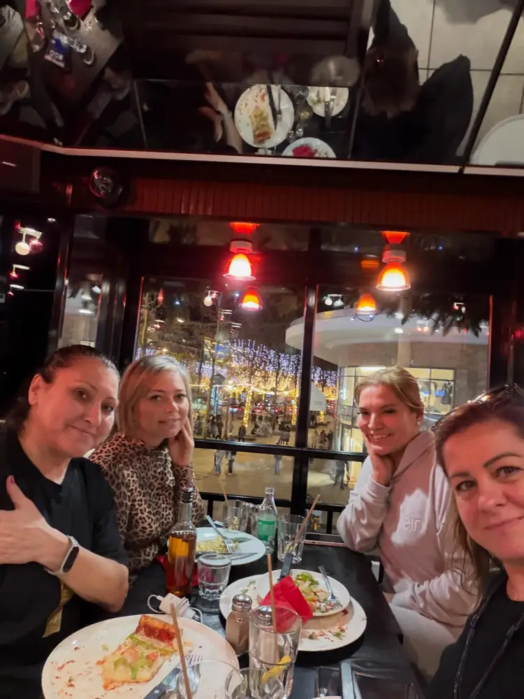 Demetin Paris tətilindən paylaşımları